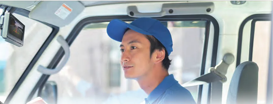 バックモニターを付けたトラックの運転席とドライバー